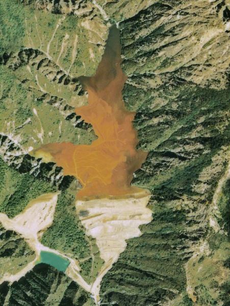 File:Sunokobashi Tailings Dam 1976.jpg