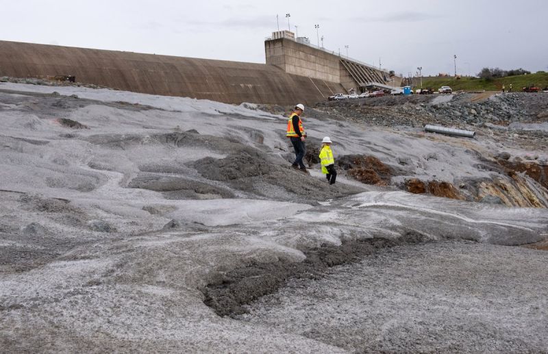 File:Oroville Dam spillway.jpg
